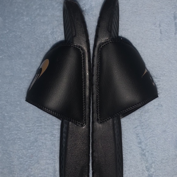 Nike slides Brand new with no tag got the wrong size - Picture 5 of 7